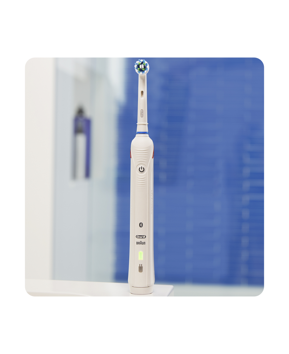 Oral-B | Smart 4 4000 Electric Toothbrush with Travel Case | Shaver Shop