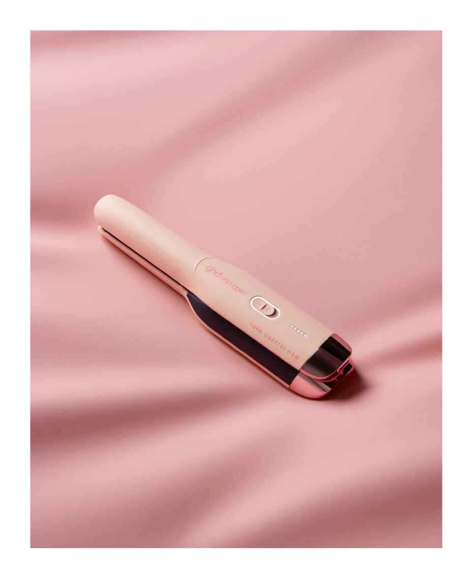 ghd® unplugged™ cordless hair straightener in pink peach limited