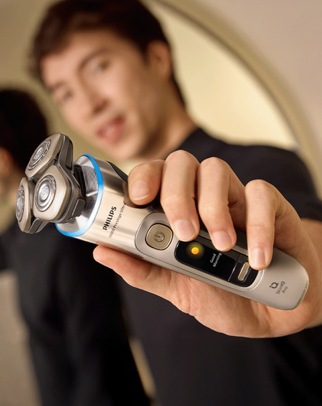 Series i9000 Prestige Ultra Wet & Dry Electric Shaver with Quick Clean Pod & UV Power Case