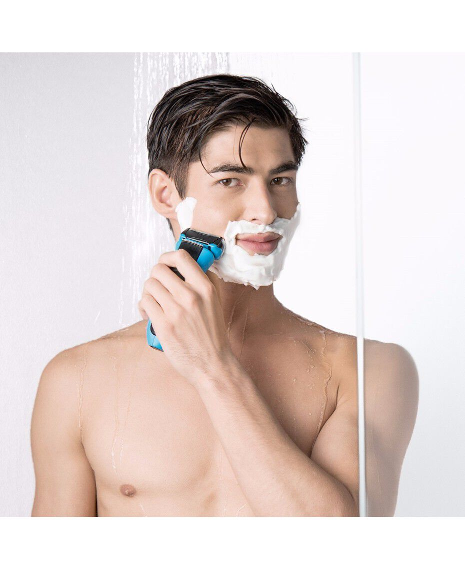 Braun WaterFlex Wet/Dry Electric Shaver Blue with swivel head