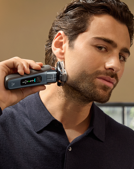 Series i9000 Wet & Dry Electric Shaver with Quick Clean Pod & Charging Stand